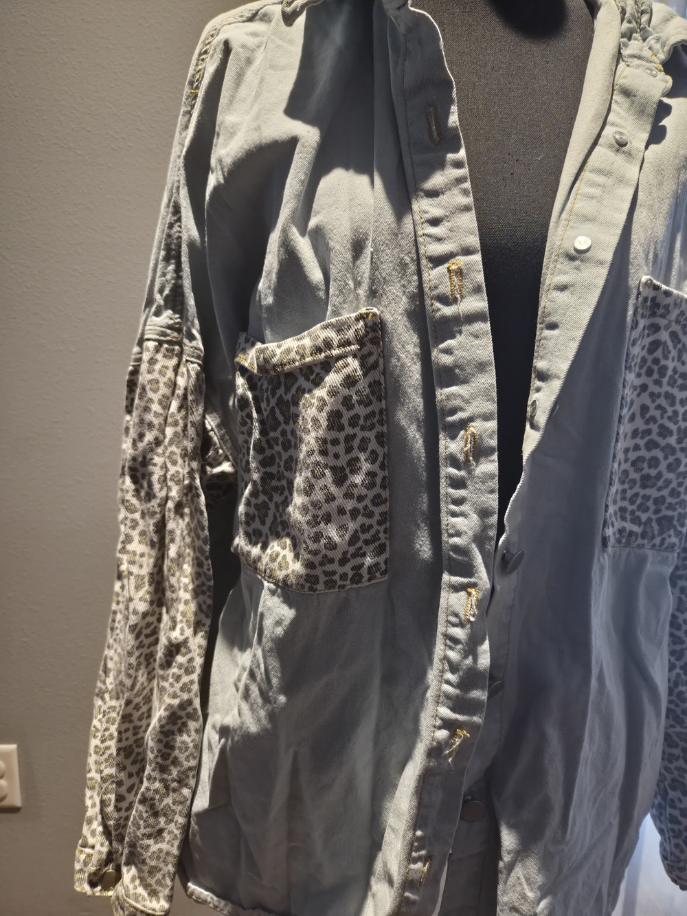 Light Gray Button-Front Jacket with Leopard Print Pockets - Picture 2 of 4